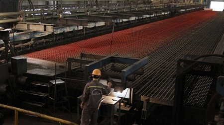 A worker at a laminated steel production line in Thai Nguyen Steel Mill Factory. The Government is advised to select research institutions and producers to develop strategic materials, including steel, an official says. (Photo: VNA/VNS) A worker at a laminated steel production line in Thai Nguyen Steel Mill Factory. The Government is advised to select research institutions and producers to develop strategic materials, including steel, an official says. (Photo: VNA/VNS)